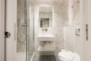 Regadera, amenidades de baño gratuitas, secadora de cabello, pantuflas
