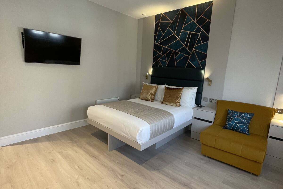 Habitación triple estándar | Ropa de cama de alta calidad y caja de seguridad en la habitación