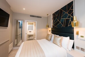 Ropa de cama de alta calidad y caja de seguridad en la habitación