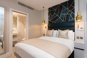 Ropa de cama de alta calidad y caja de seguridad en la habitación
