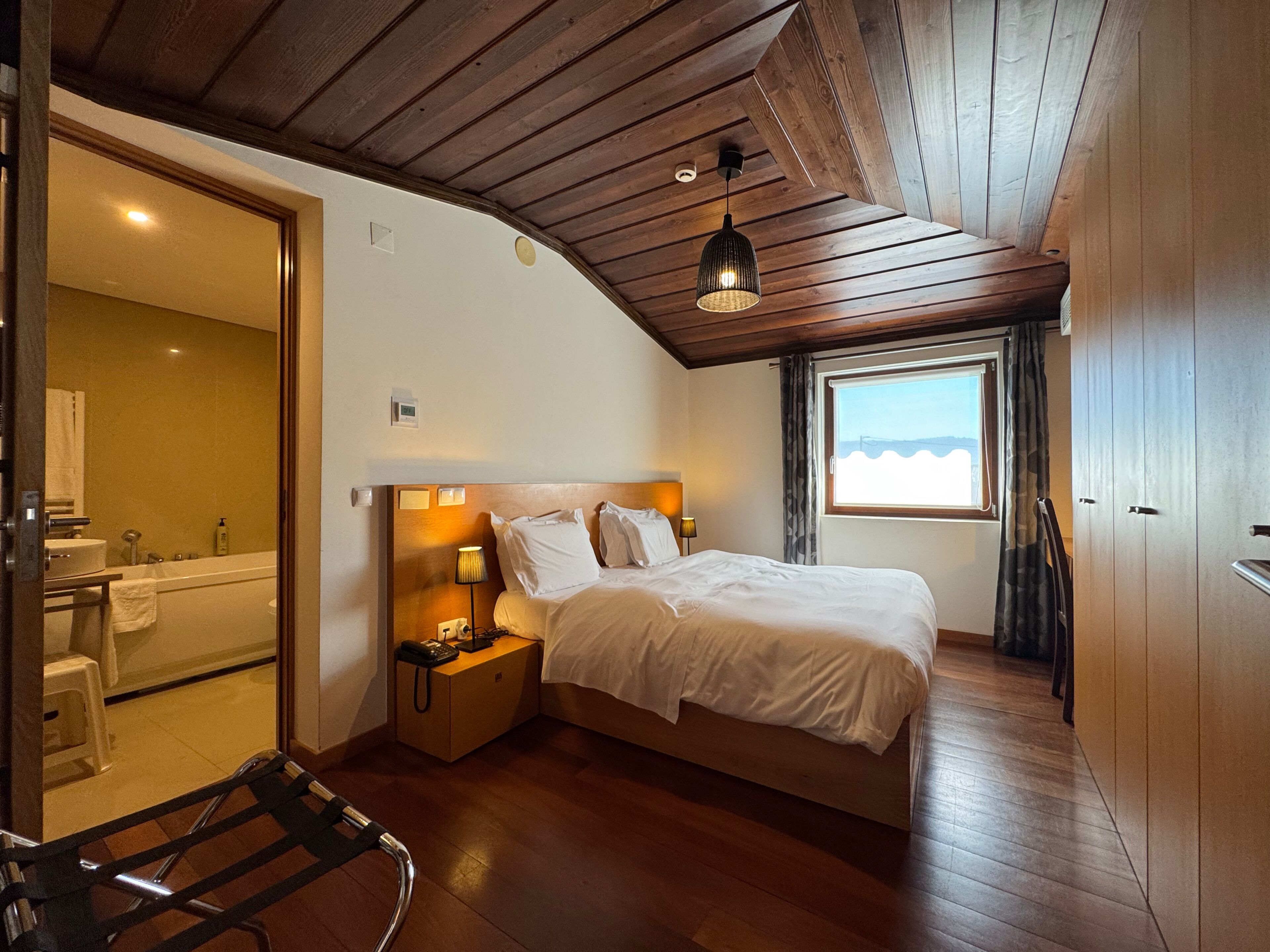 Dobbeltrom – standard | Sengetøy av topp kvalitet, skrivebord, blendingsgardiner og lydisolert