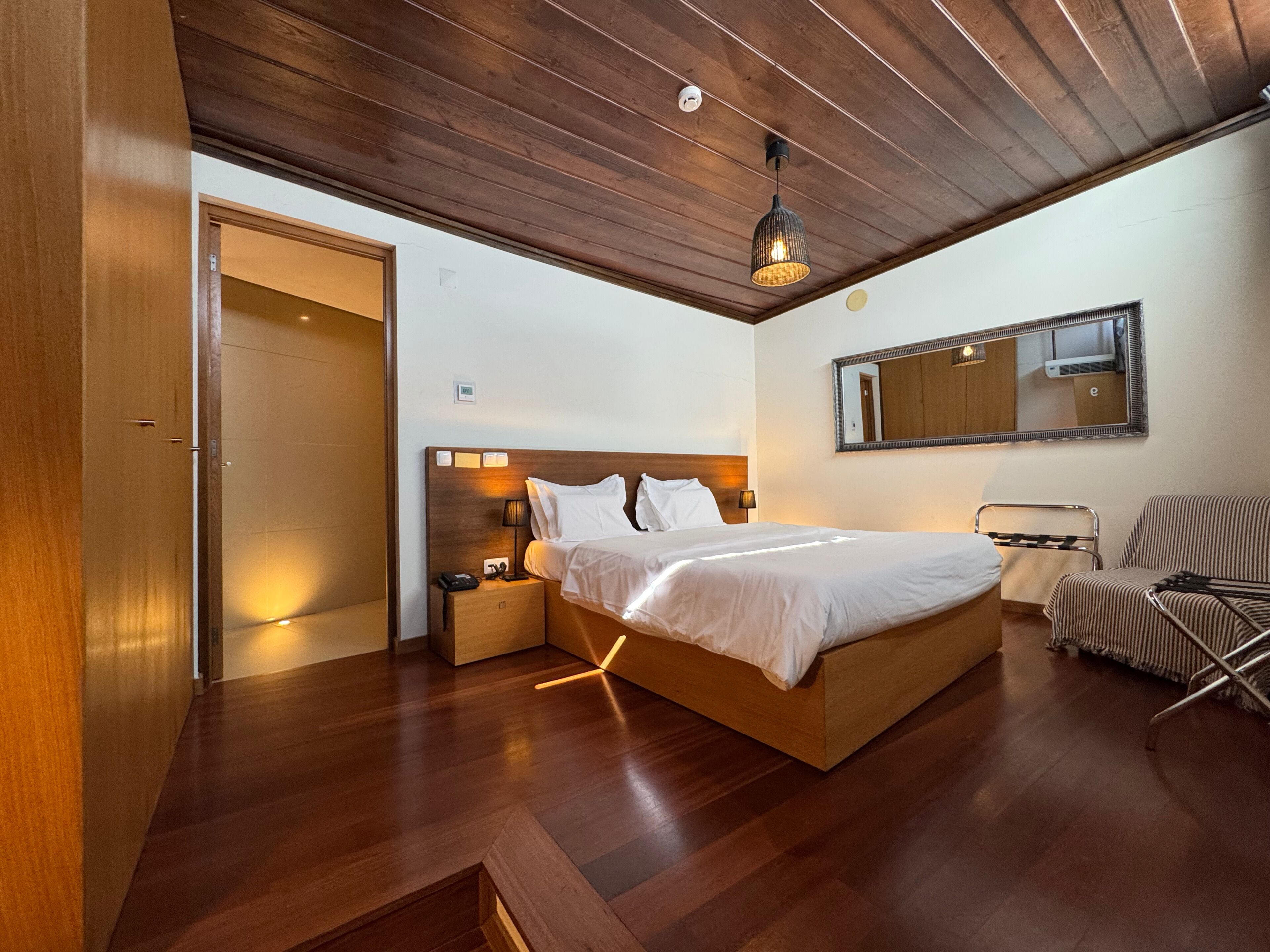 Rom – basic | Sengetøy av topp kvalitet, skrivebord, blendingsgardiner og lydisolert