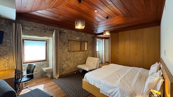 Habitación superior con 1 cama doble o 2 individuales, bañera de hidromasaje | Ropa de cama de alta calidad, escritorio, cortinas opacas