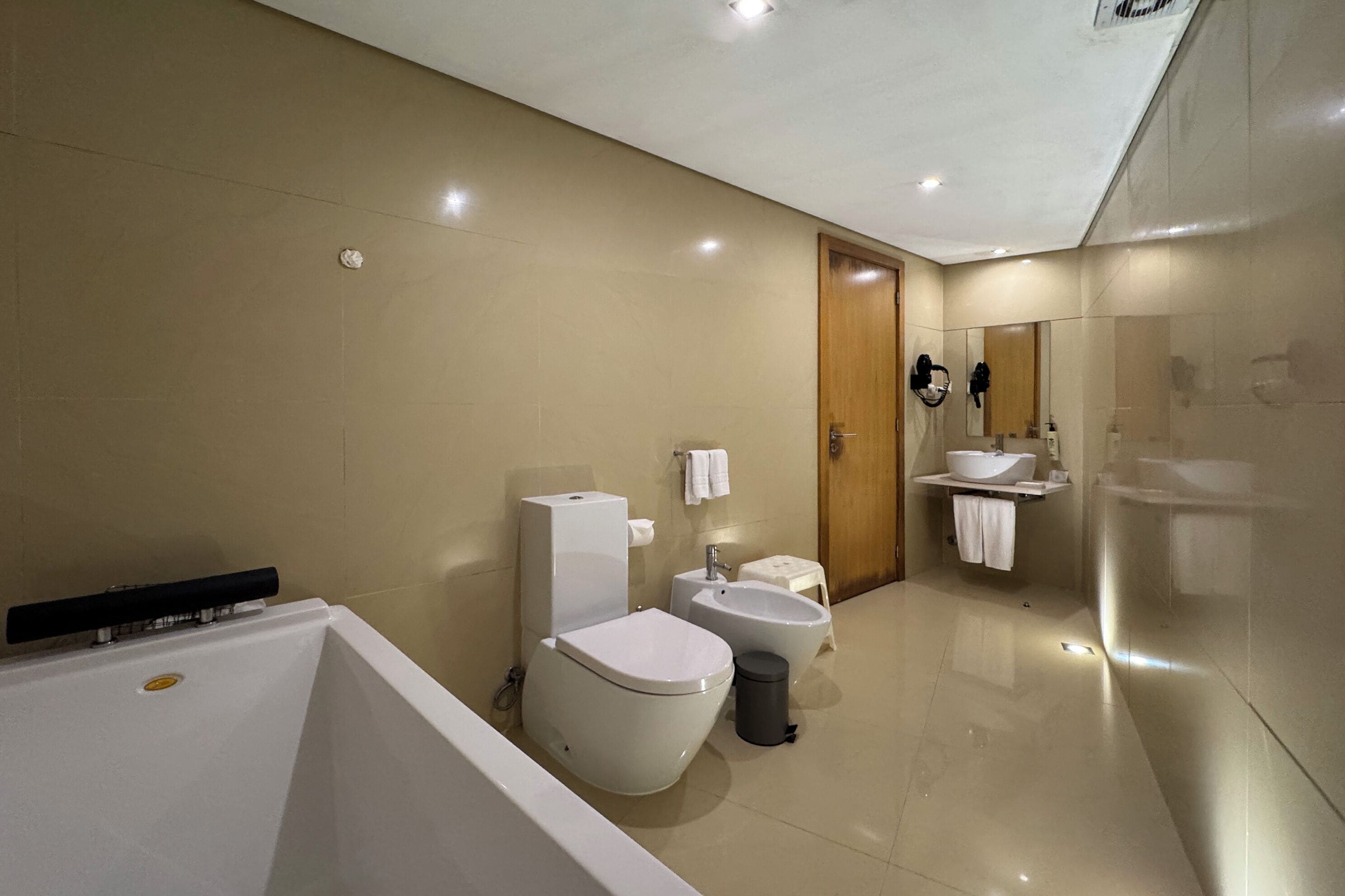 Eenvoudige kamer | Badkamer | Gratis toiletartikelen, een haardroger, een bidet, handdoeken