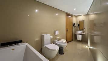 Eenvoudige kamer | Badkamer | Gratis toiletartikelen, een haardroger, een bidet, handdoeken