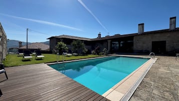 Sesongbasert utendørsbasseng og bassengparasoller