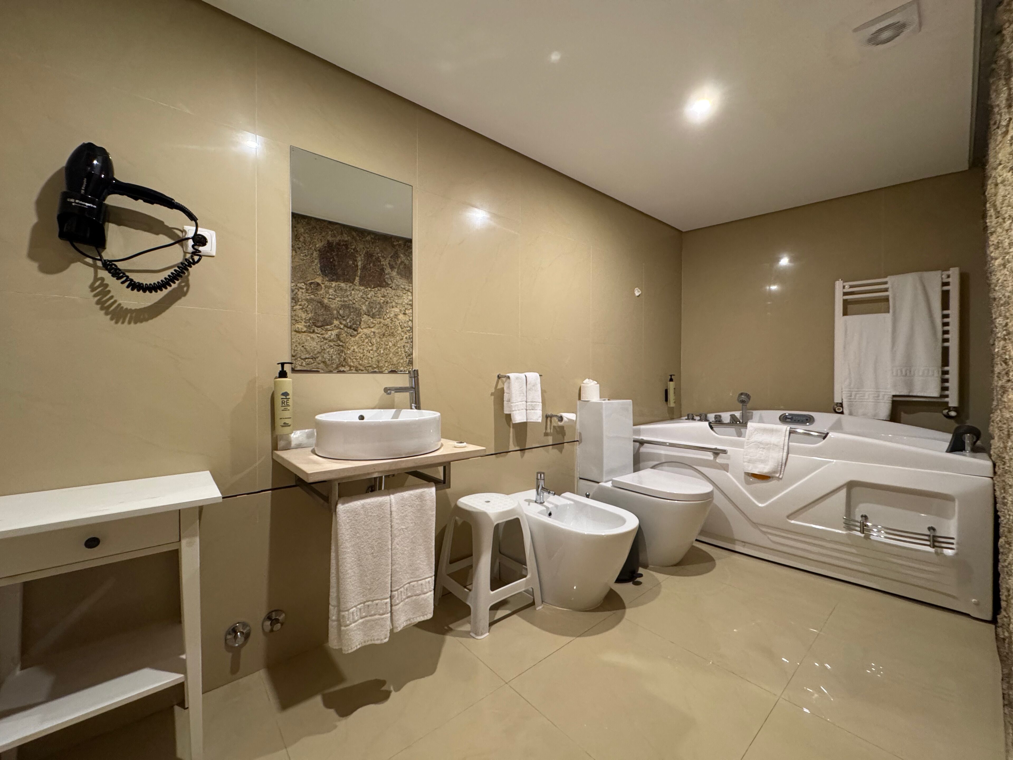 Kamar Double atau Twin, pemandangan kolam renang | Kamar mandi | Perlengkapan mandi gratis, pengering rambut, kloset, dan handuk
