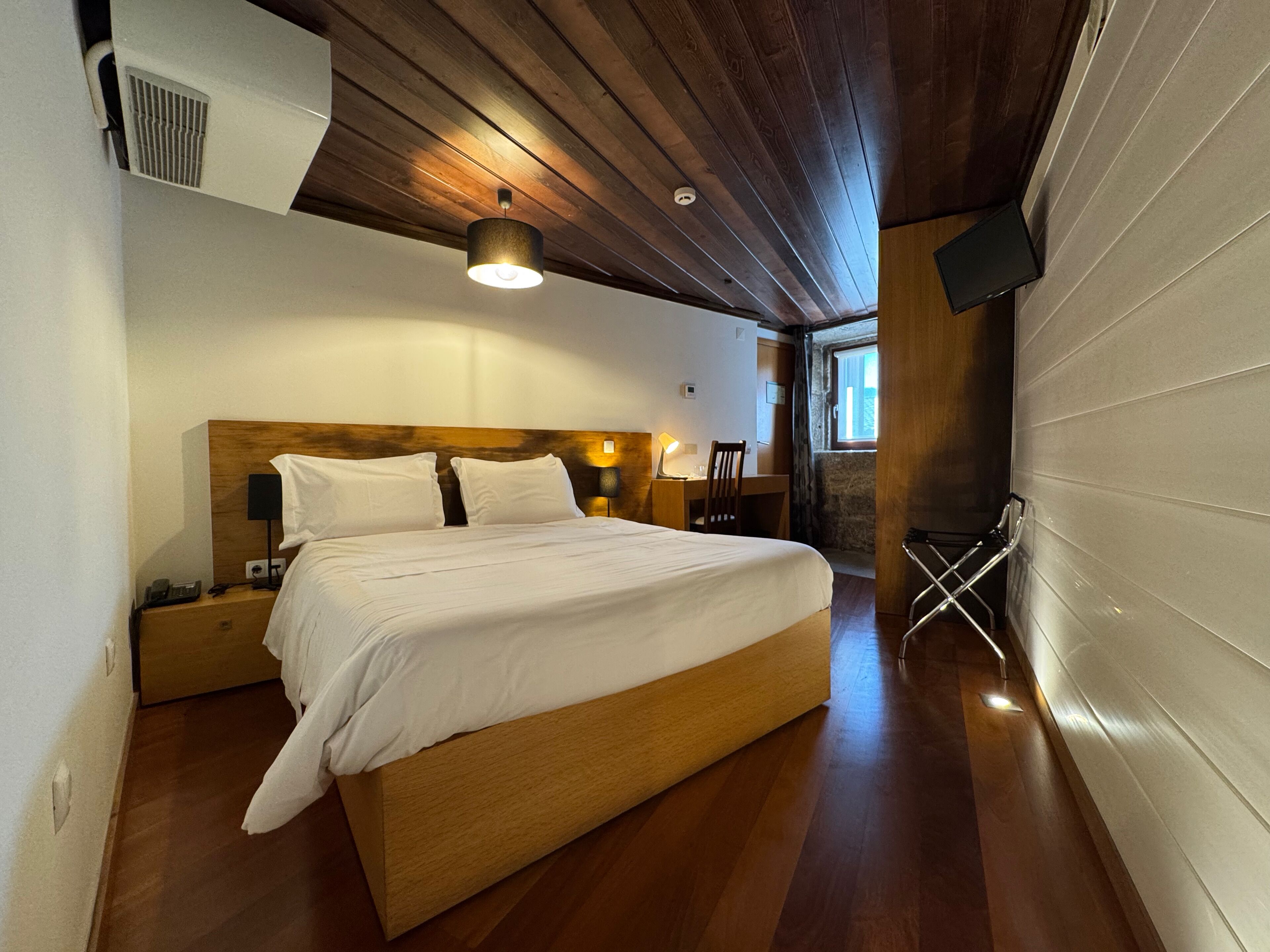 Økonomirom | Sengetøy av topp kvalitet, skrivebord, blendingsgardiner og lydisolert