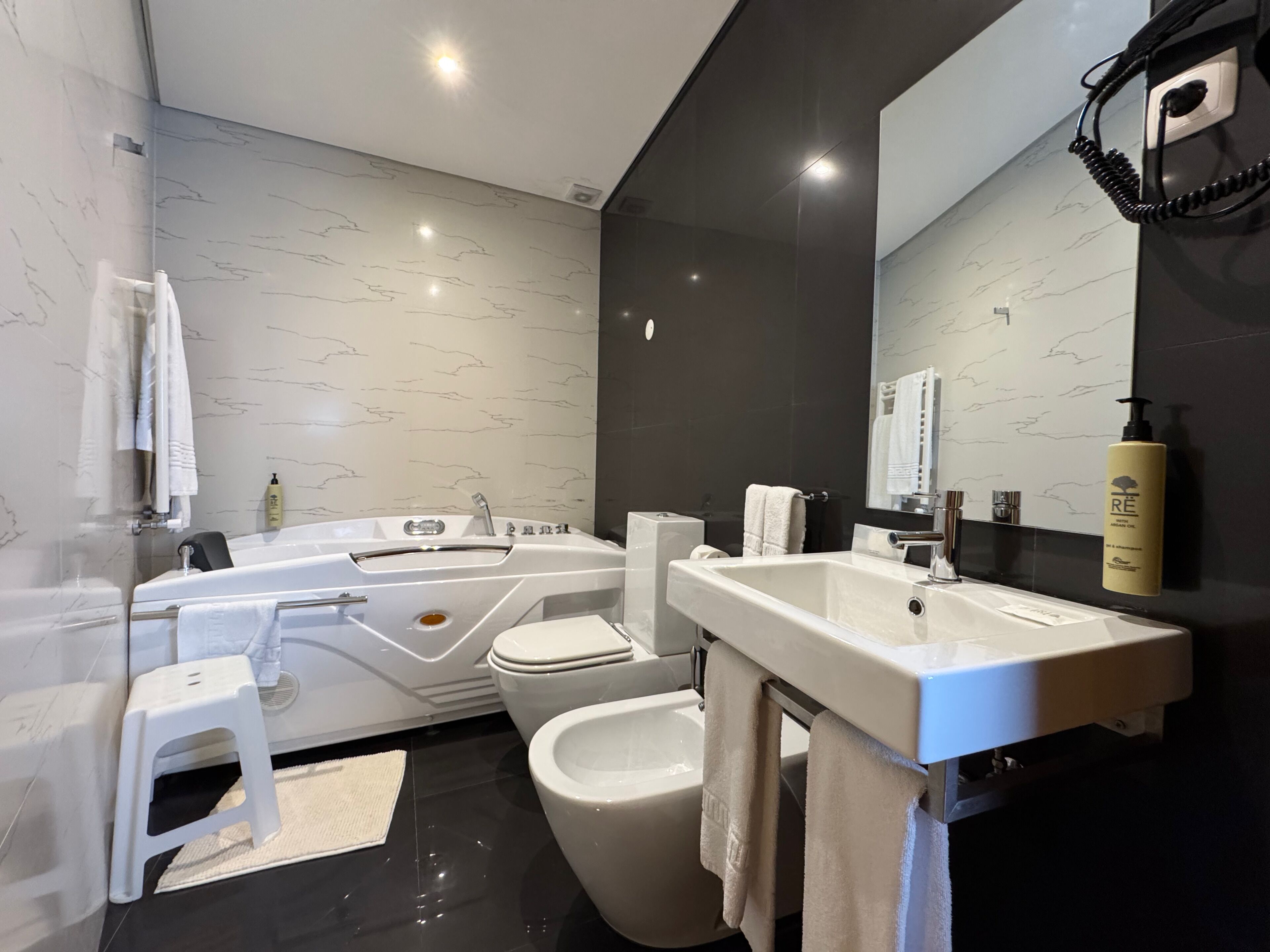 Habitación superior con 1 cama doble o 2 individuales, bañera de hidromasaje | Baño | Artículos de higiene personal gratuitos, secador de pelo, bidé y toallas