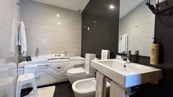 Habitación superior con 1 cama doble o 2 individuales, bañera de hidromasaje | Baño | Artículos de higiene personal gratuitos, secador de pelo, bidé y toallas