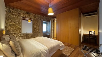 Phòng đôi Superior, bồn tắm thủy lực | 1 phòng ngủ, bộ đồ giường cao cấp, bàn, màn/rèm cản sáng