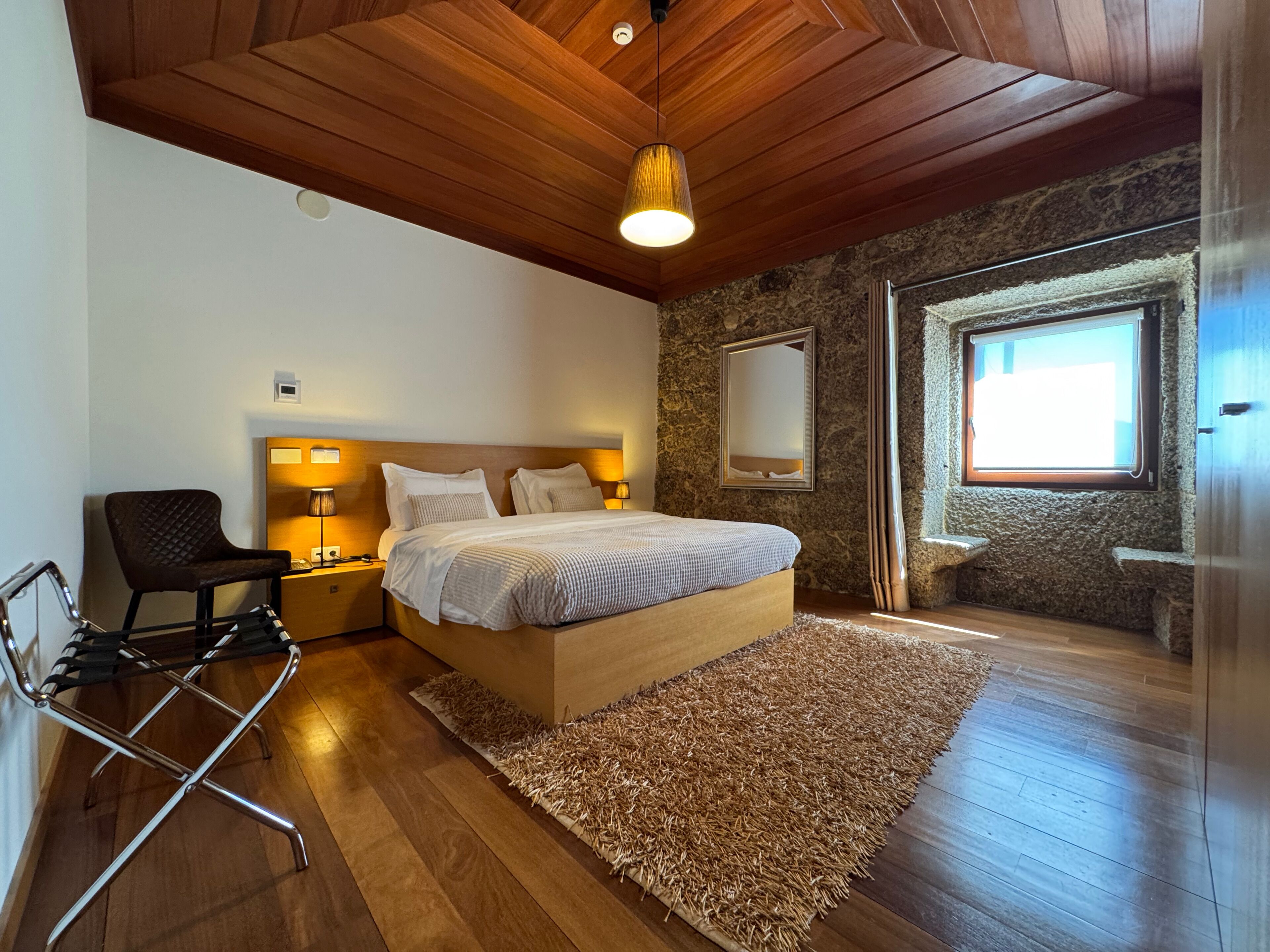 Dobbeltrom – superior, massasjebadekar | Sengetøy av topp kvalitet, skrivebord, blendingsgardiner og lydisolert