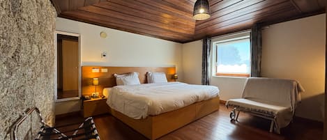 Habitación con 1 cama matrimonial o 2 individuales, vista a la alberca | Ropa de cama de alta calidad, escritorio y cortinas blackout