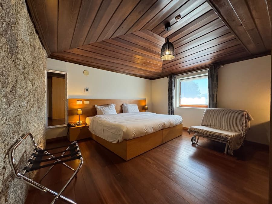 Quarto casal ou duplo, vista para a piscina | Roupas de cama premium, escrivaninha, cortinas blackout