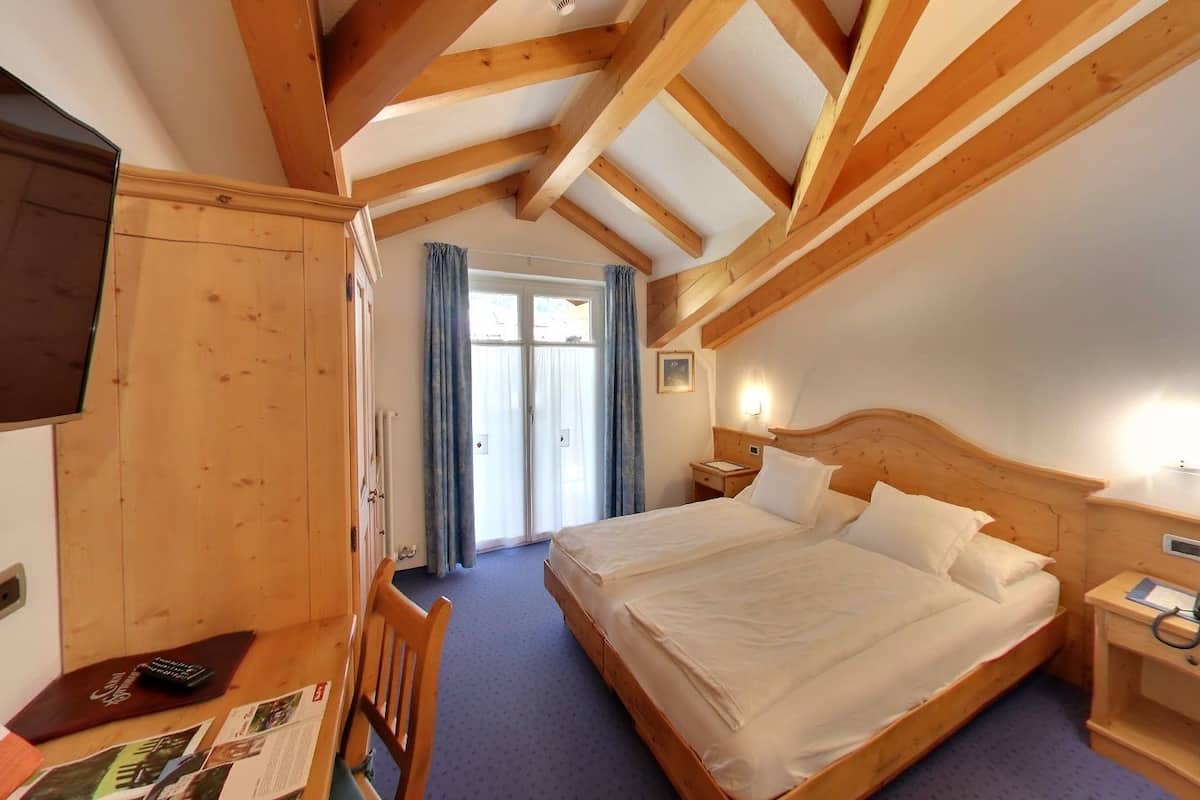 comfort double or twin room, balcony | down duvets, minibar, in-room safe, desk