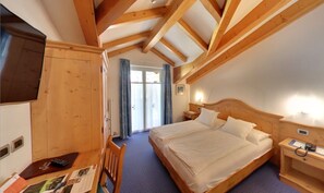 Chambre Confort double ou avec lits jumeaux, balcon | Couette en duvet, minibar, coffre-fort, bureau
