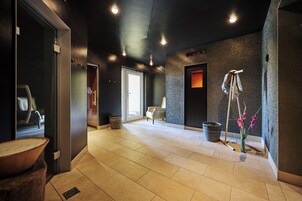 Un sauna, una bañera de hidromasaje, baño turco, tratamientos corporales