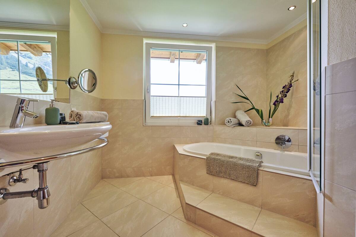 deluxe room, mountain view (34m²) | bathroom | hair dryer, bathrobes, towels, soap