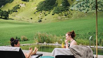 Außenpool, Sonnenschirme, Liegestühle