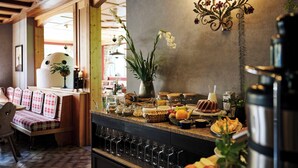 Un restaurante acogedor con barra, muebles de madera y una variedad de alimentos y bebidas a la vista.