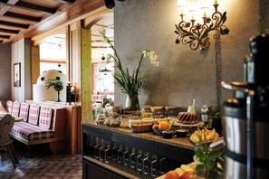 每日供应即点即煮早餐（每人 EUR 18）