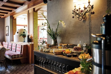 Daily cooked-to-order breakfast (EUR 18 per person)