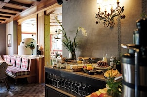 Se ofrece un desayuno a la carta (18 EUR por persona)