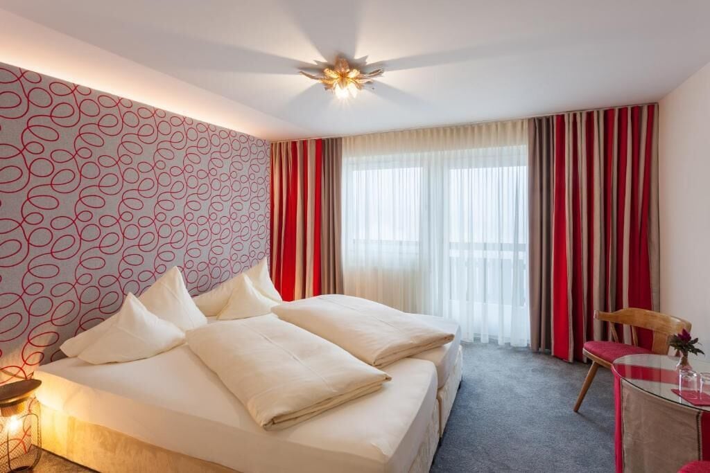 classic room, mountain view (23m²) | 9 bedrooms, hypo-allergenic bedding, down duvets, pillow-top beds