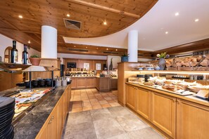 Daily buffet breakfast for a fee - Das Stoaberg (Leogang)