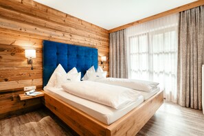 Hypo-allergenic bedding, in-room safe, free WiFi, bed sheets