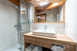 Familie appartement, 1 slaapkamer | Badkamer | Een douche, gratis toiletartikelen, een haardroger, badjassen
