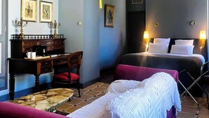 Une pièce comprenant un lit, un bureau, une chaise et un canapé.