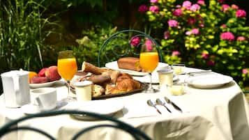 Daily English breakfast (EUR 14 per person)