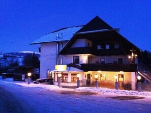 Front of property - evening/night - Jerà am Furtnerteich (Neumarkt in Steiermark)