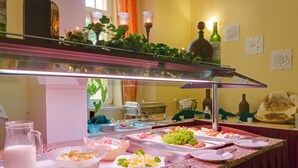 朝食 (セルフサービス)、毎日提供 (無料)