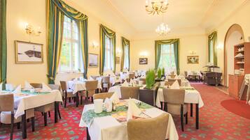 German cuisine, garden views