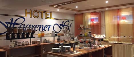 Colazione self-service, servita tutte le mattine (11.5 EUR a persona)