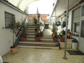 สนามรอบบริเวณ