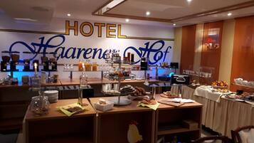 TĂ€gliches FrĂŒhstĂŒck mit Selbstbedienung (11.5 EUR pro Person)