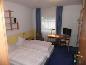 Double Room | Premium bedding, individually decorated, individually furnished, desk - Hotel Haarener Hof (Bad Wuennenberg)