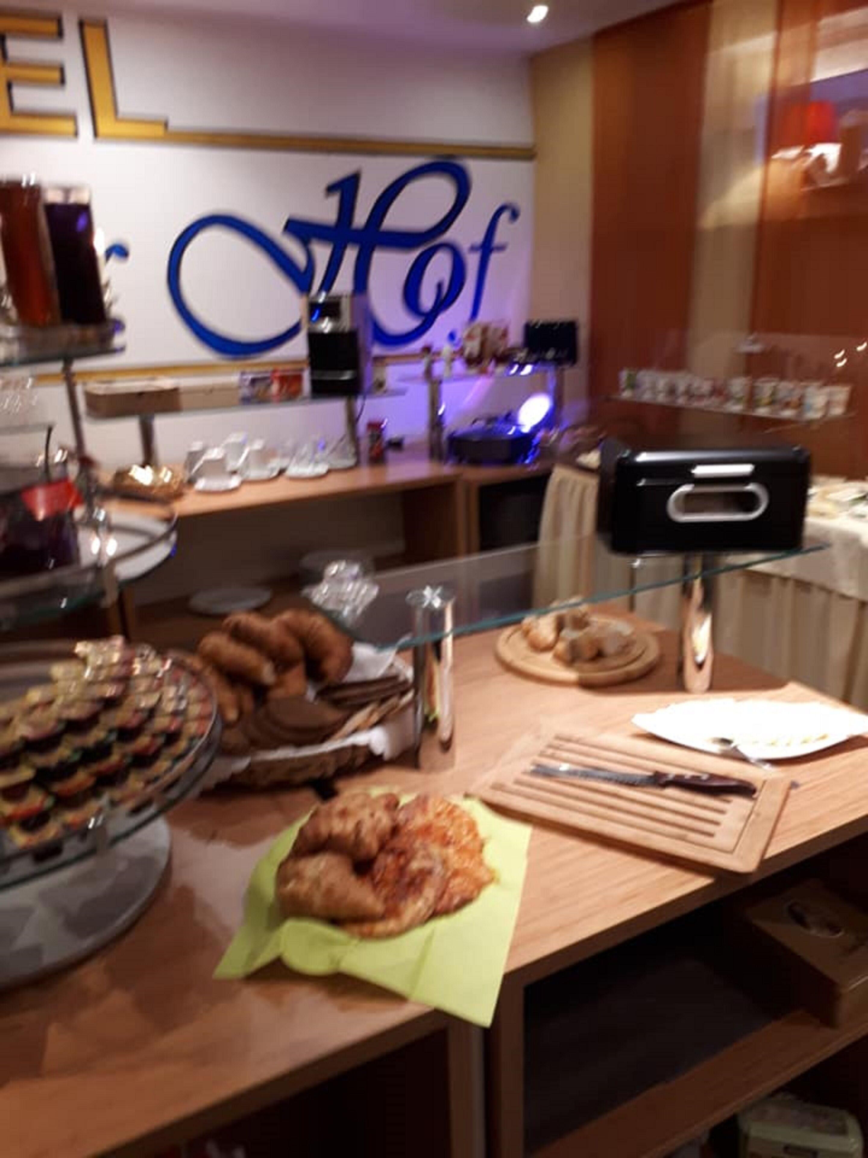 Petit déjeuner en libre-service (11.5 EUR par personne)