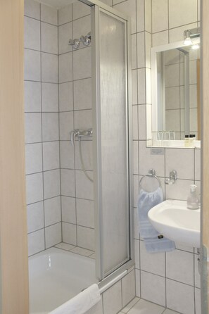 Phòng Deluxe, ban công | Phòng tắm | Buồng tắm vòi sen, đồ dùng nhà tắm miễn phí, máy sấy tóc, khăn tắm 