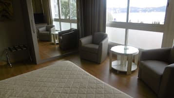 Junior Room, Hot Tub, Garden View | In-room safe, desk, soundproofing, free WiFi