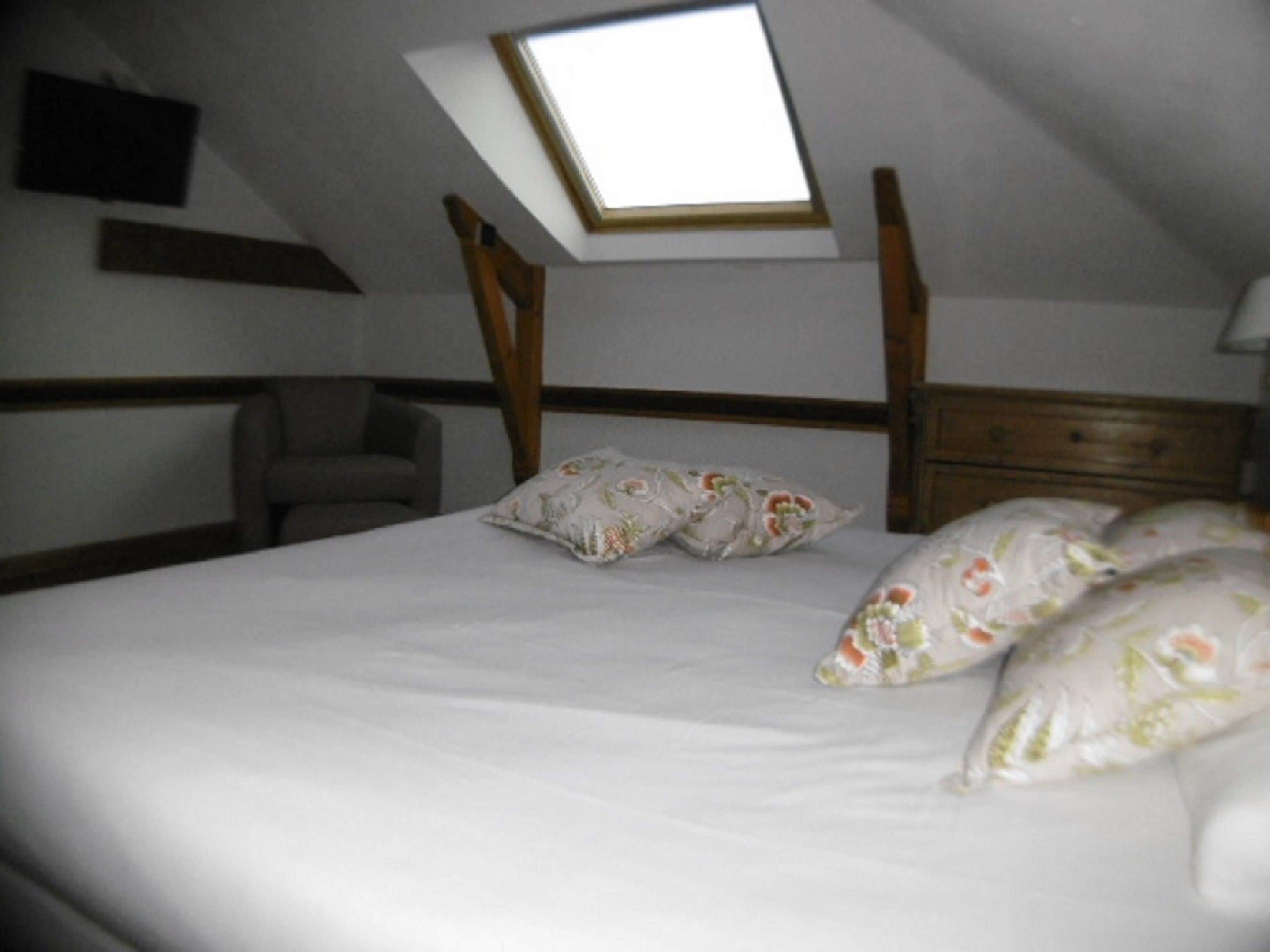 classic double room | 1 bedroom, in-room safe, desk, soundproofing