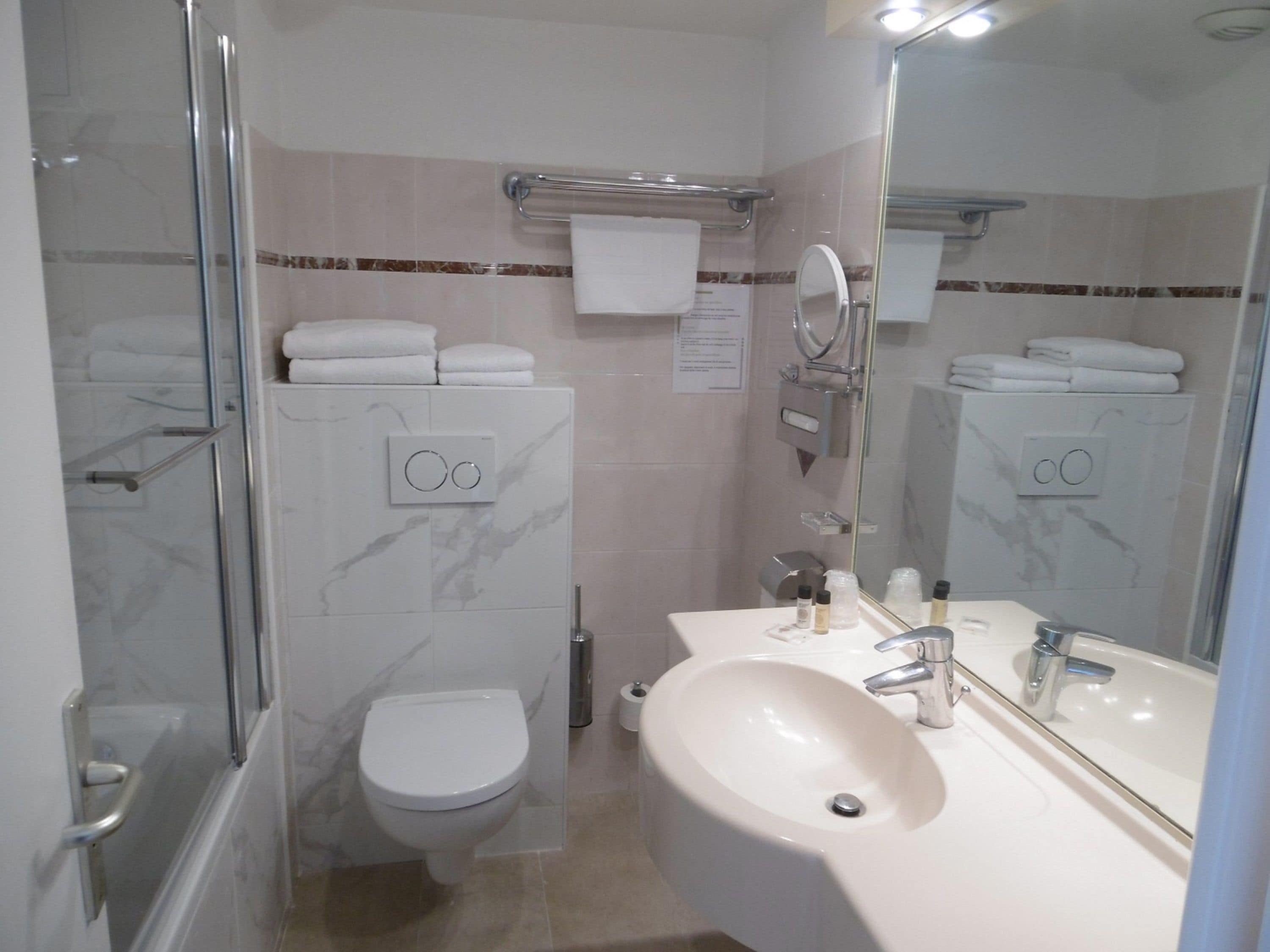 classic double room | bathroom | jetted bath, free toiletries, hair dryer, towels