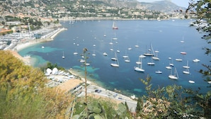Une ville côtière dotée d’un port de plaisance où sont amarrés de nombreux voiliers.