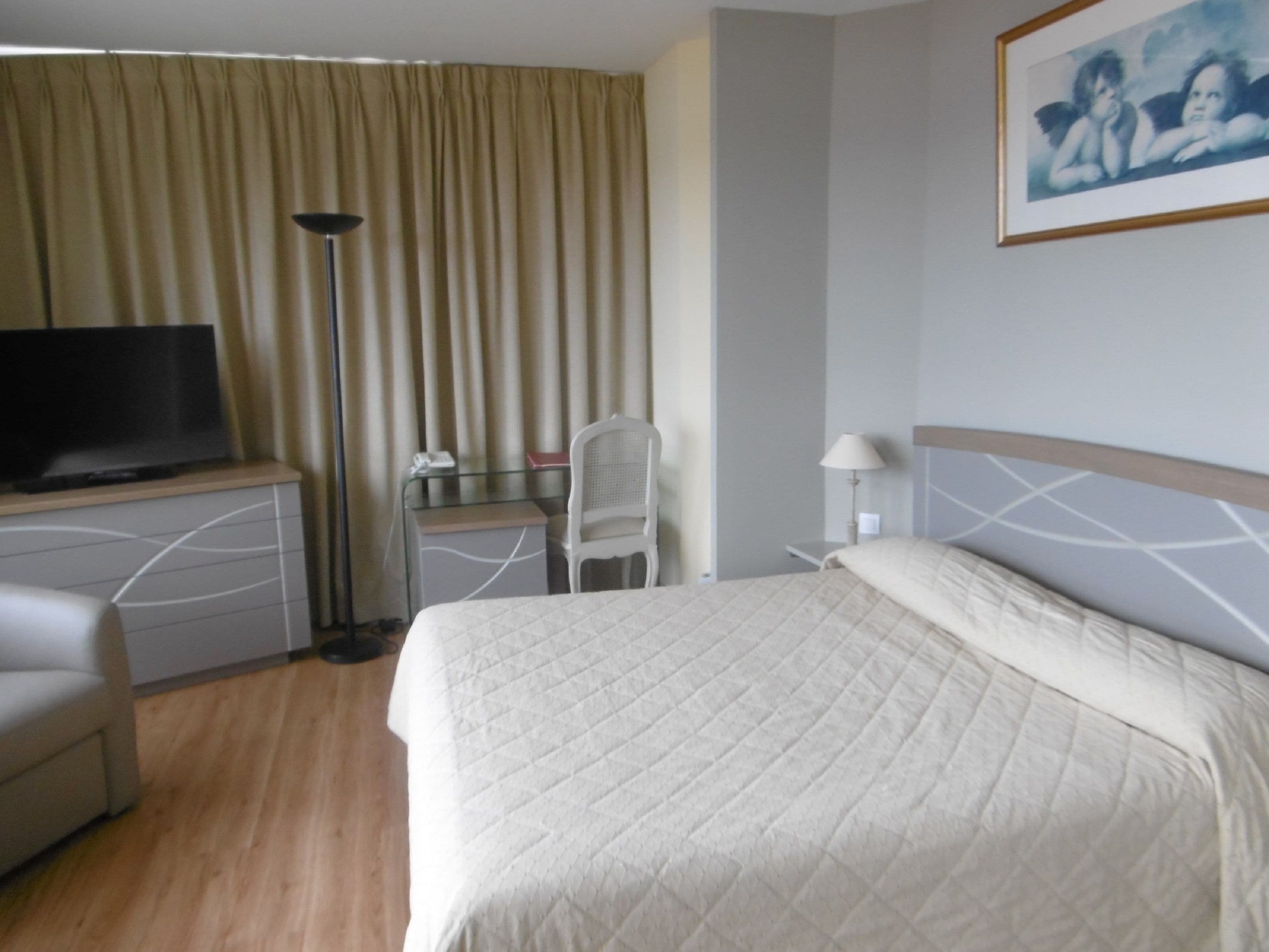 junior room, hot tub, garden view | 1 bedroom, in-room safe, desk, soundproofing