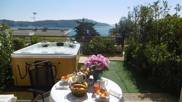 Junior-Zimmer, Whirlpool, Gartenblick | Blick auf das Wasser