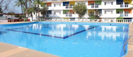 Een seizoensgebonden buitenzwembad en parasols bij het zwembad