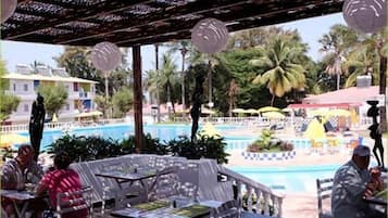 Frokost og lunsj serveres, internasjonale retter, utsikt mot bassenget